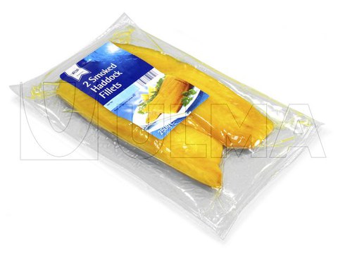 Smoked fish fillets vacuum packaging in thermoforming with flexible film