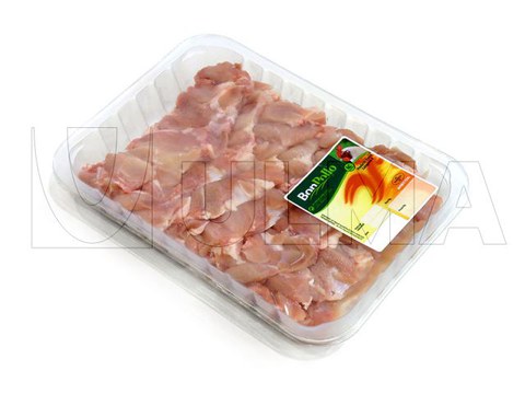 Chicken meat packaging in traysealing