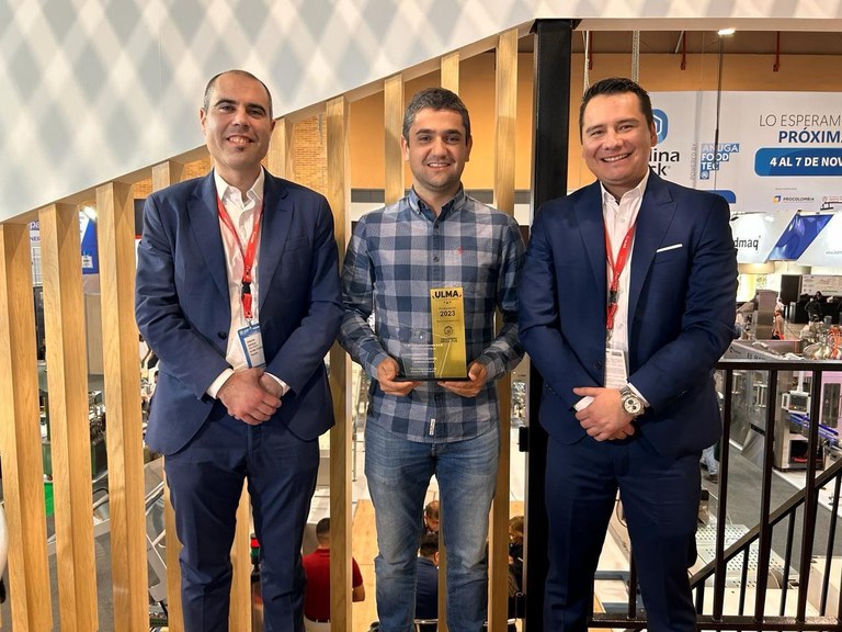 Entrega reconocimiento | Xabier Arregui, Área manager LATAM ULMA Packaging, Martin Sierra, Gerente General Agrosigo y Fabio Ríos, Gerente General ULMA Packaging Colombia