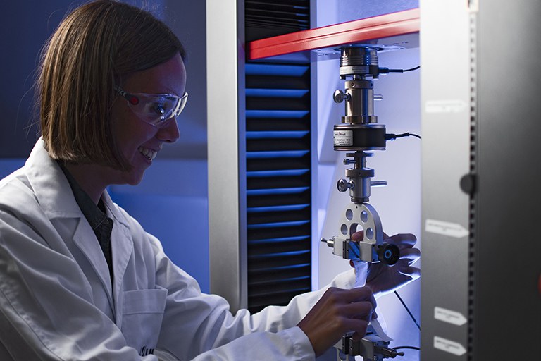 Erika en el laboratorio de ensayo de materiales