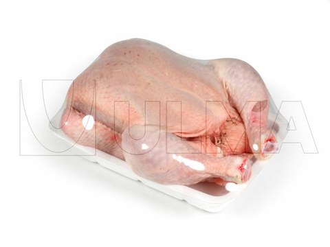 Envasado de pollo entero en bandeja en film extensible.