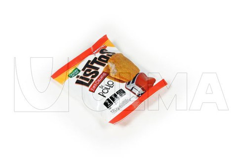 Envasado de pilas de filetes empanados congelados.