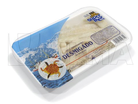 Envasado de bacalao salado desmigado en bandeja termosellada